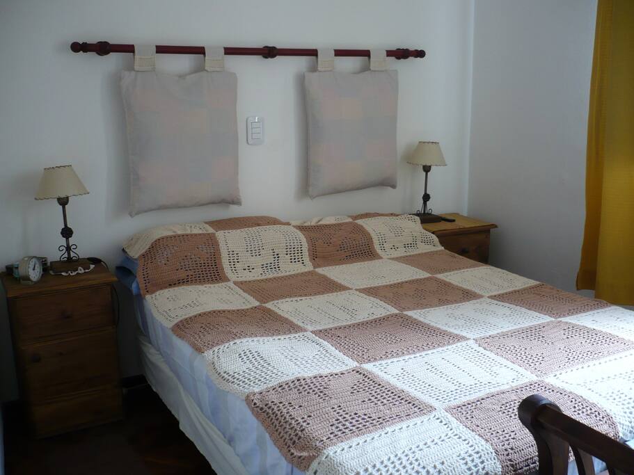 Habitación con cama de dos plazas