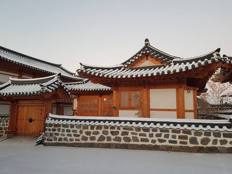 White clouds, hanok pension