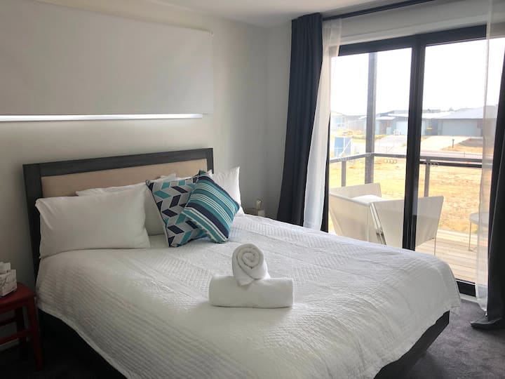 Предна родителска спалня със самостоятелен балкон.