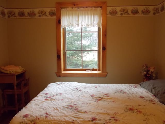 Jolie petite chambre campagnarde