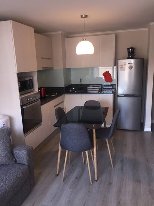 cocina amoblada, comedor 4 sillas