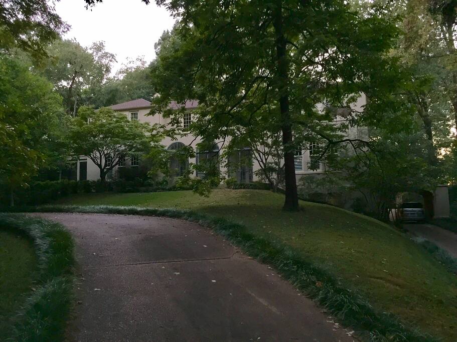 Circular drive in front with 2 gates makes coming and going easy!
