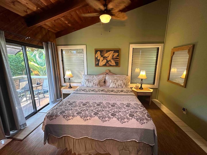 Master-Schlafzimmer mit Kingsize-Bett, Veranda und komplettem Badezimmer.