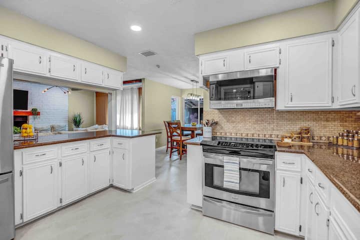 Full kitchen