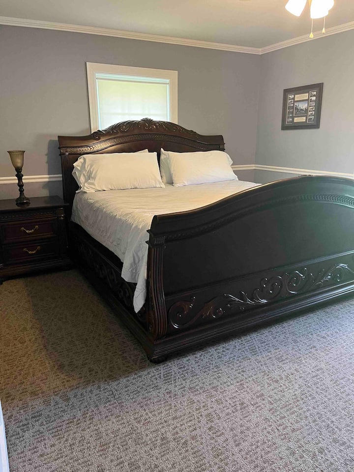 Bedroom 1-Kingsize bed.