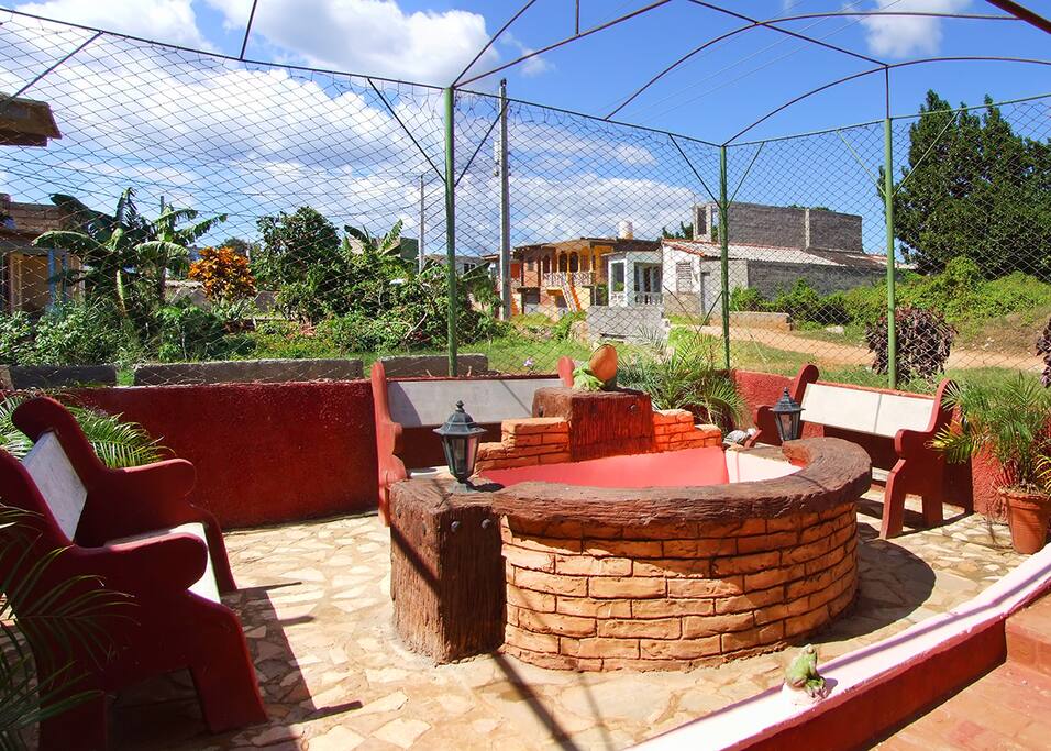 ESTA ES UNA PEQUEÑA TERRAZA EN LA ENTRADA A LA CASA