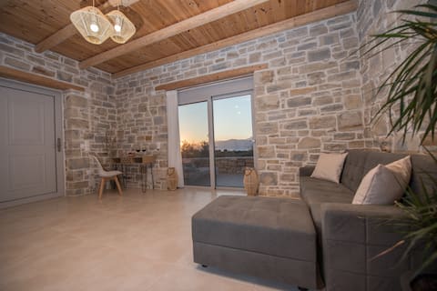 Top performing Airbnb: Secret stone house, Irene's Independent house in Δήμος Φαιστού