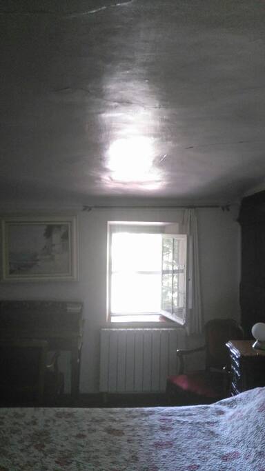 Beaucoup de lumière pour une petite fenêtre... Et une moustiquaire pour la tranquillité !