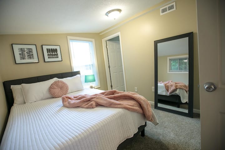 Rear bedroom with Queen bed and en-Suite bathroom