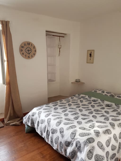 grande chambre avec dressing
vue sur montagne et mer