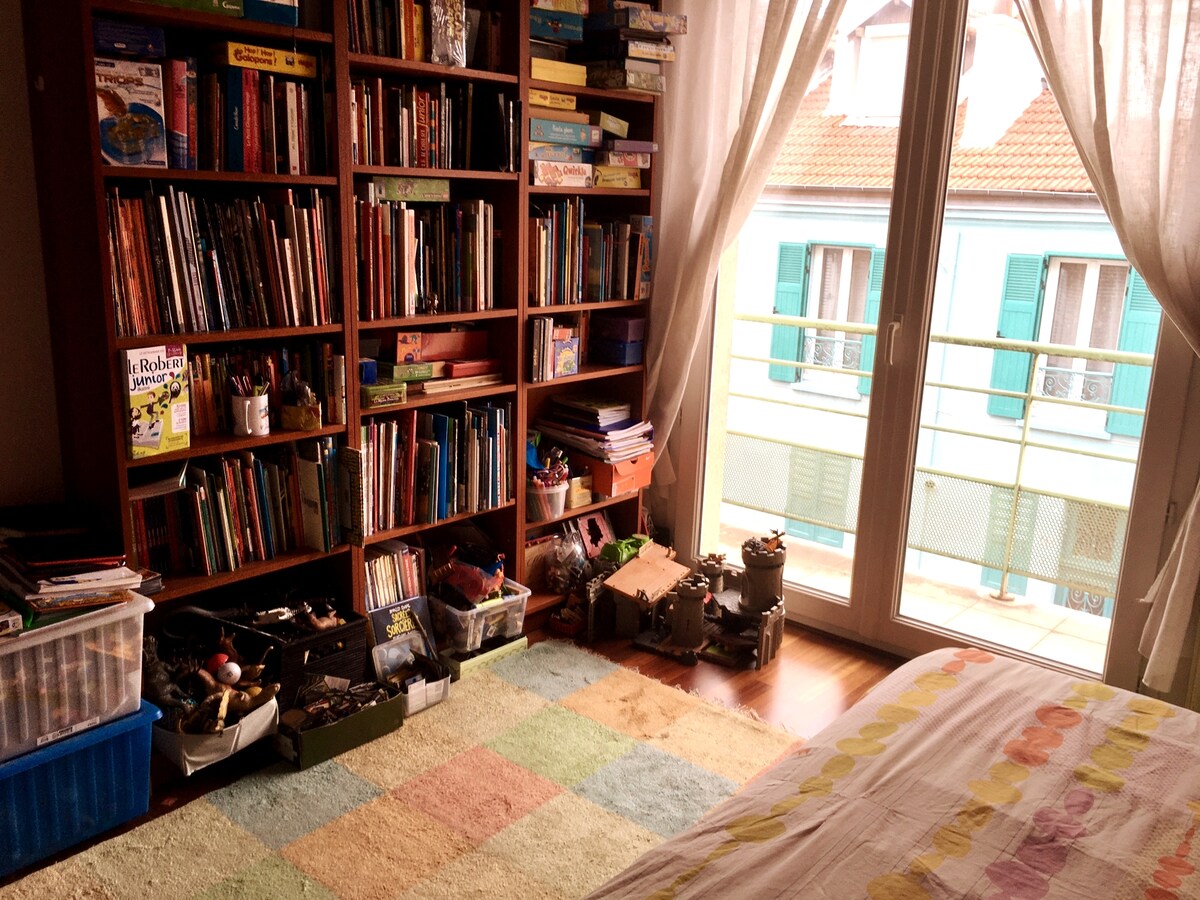 Едноставно осветлена со комора (1) / спална соба со единечен кревет (1)