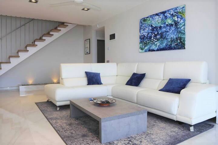 Max – Casa en primera línea de mar. gallery image 4