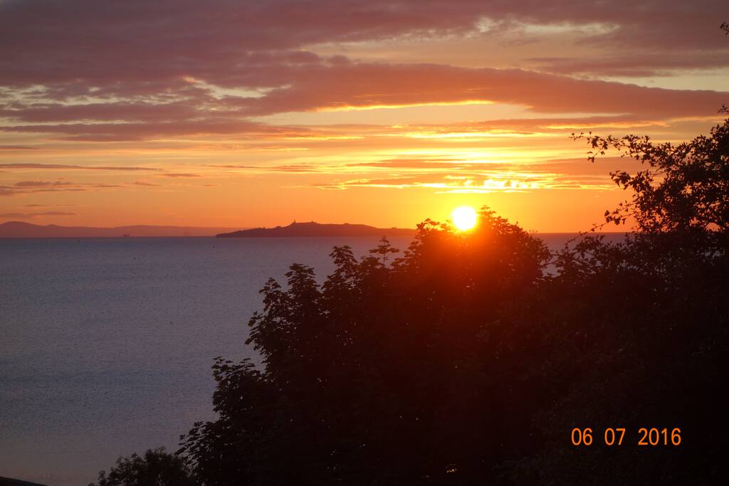 Magnificent views of Newhaven harbour and the Firth of Forth