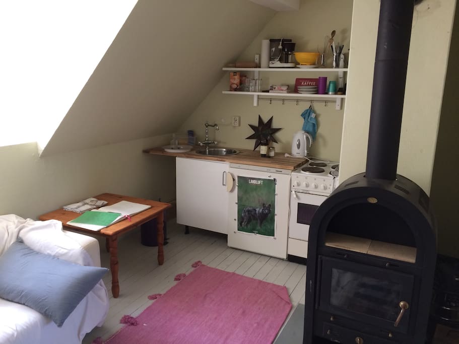 Kleine Wohnküche mit Kamin