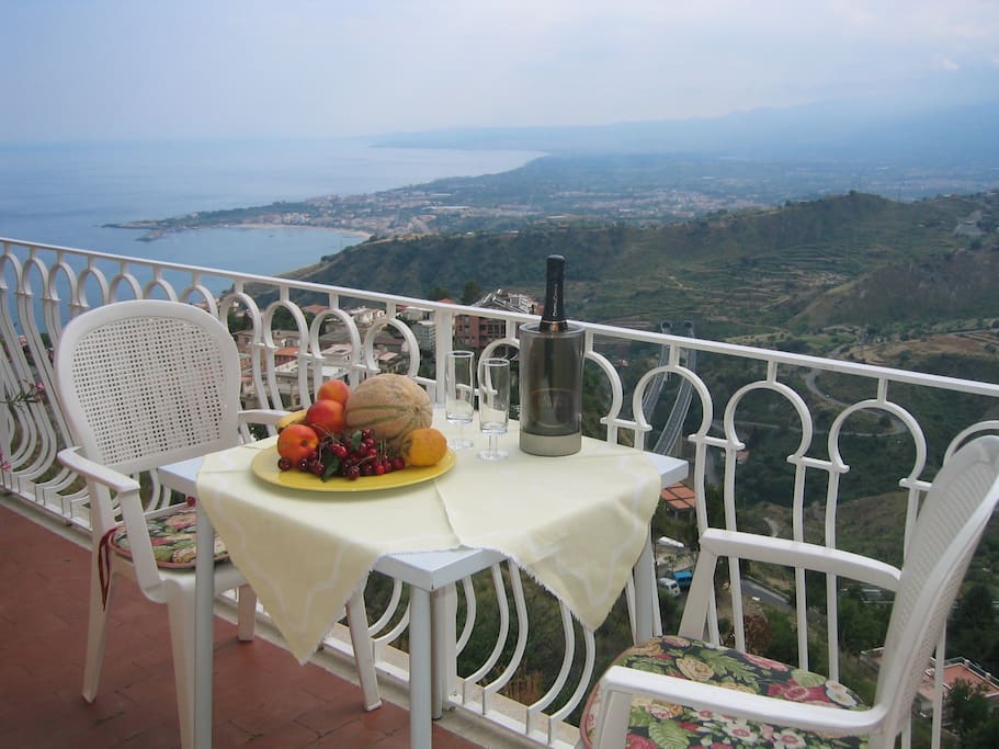 The apartment is located on the 1st floor, it is about 100 square meters and was equipped according to Mediterranean style mostly with marble and stone floors.
Due to the south-facing position of the house, the apartment is flooded with light all day long.
On balmy evenings you can enjoy the balcony and the view with a good glass of red wine.