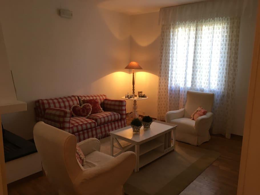 Salotto con Divano/letto e camino