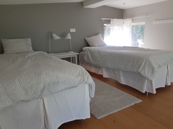 שתי מיטות יחיד (90 ס"מ) בלופט