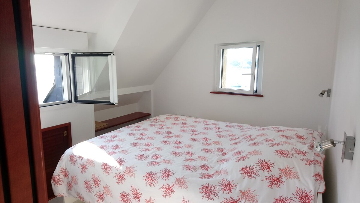 חדר שינה כפול למעלה (מיטה בגודל 160 ס"מ)