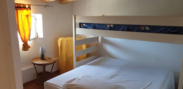 חדר שינה שני, עם מיטת קומותיים.