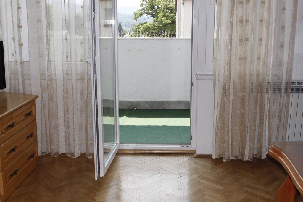 Dnevni boravak sa izlazom na balkon
