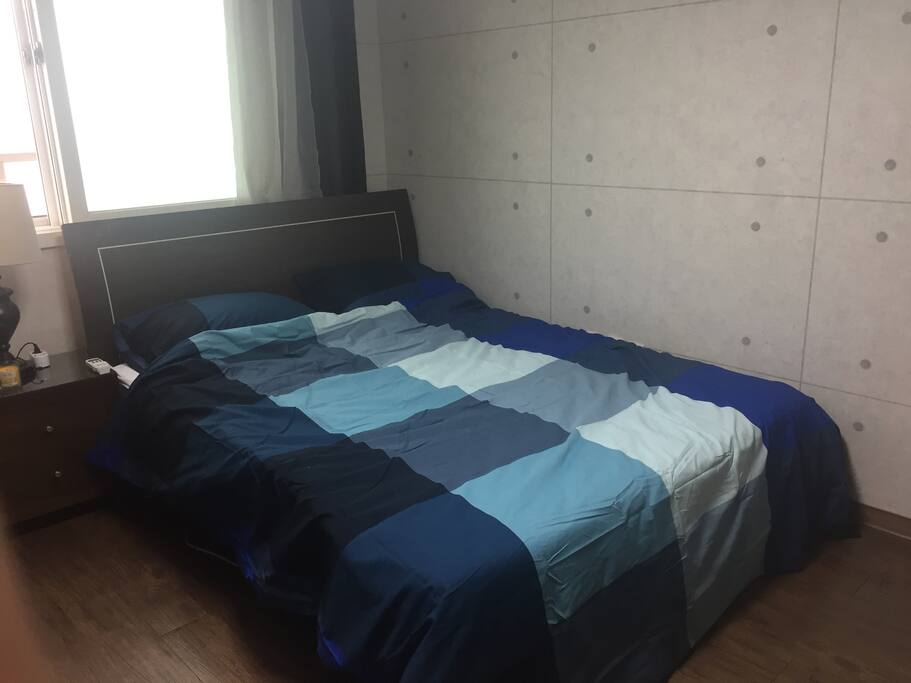 Cozy queen bed