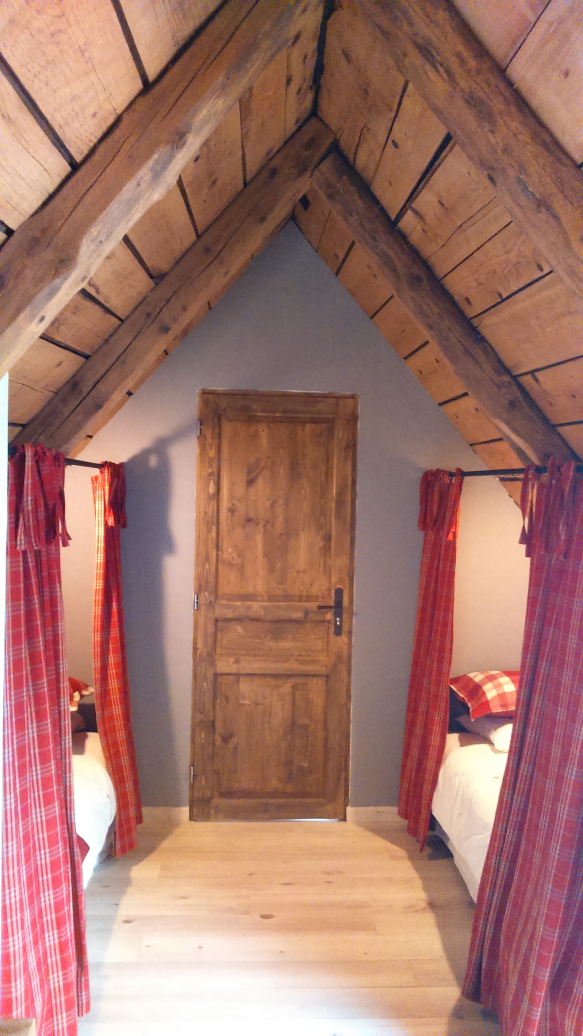 2号卧室和3号卧室：小木屋床