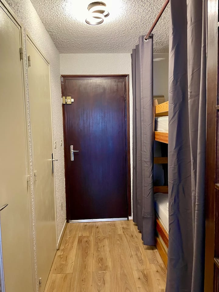 Priestor zrubu s poschodovými posteľami a zatemňovacími závesmi/// dvoma poschodovými posteľami vo vchode so zatemňovacími závesmi 