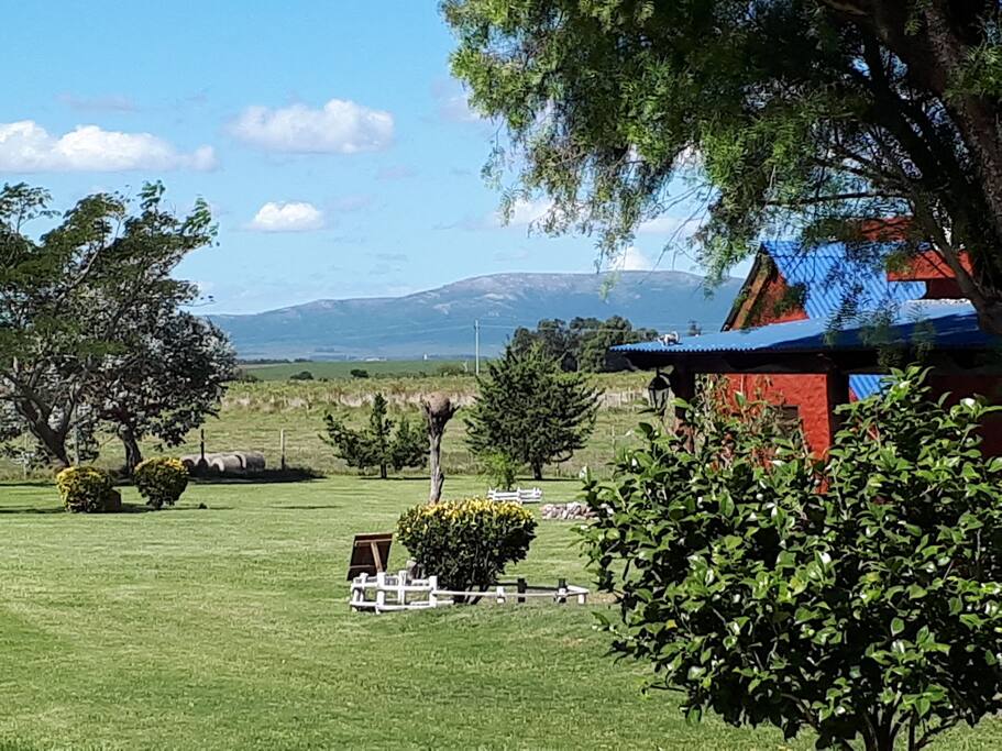 Vista a las Sierras de las Animas desde el jardin