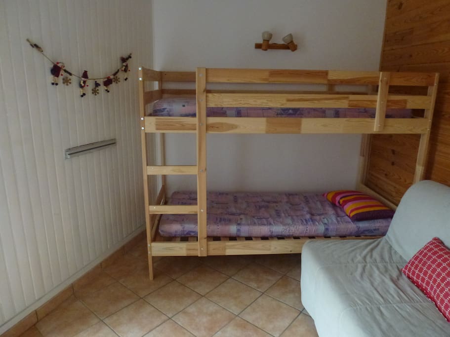 La Chambre : 2 lits en pin + 1 BZ