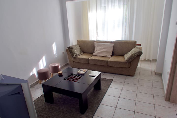 Კომფორტული ტახტი ... ადვილად იქცევა კომფორტულ ორადგილიან საწოლად.
