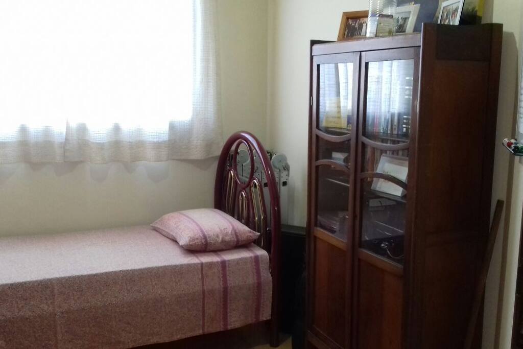 Quarto arejado e iluminado com acesso a internet por fibra ótica.