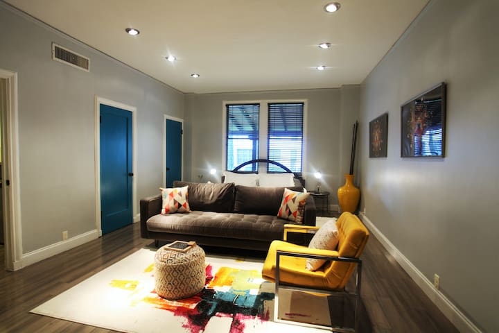 Vibrant Historic Studio in Uptown