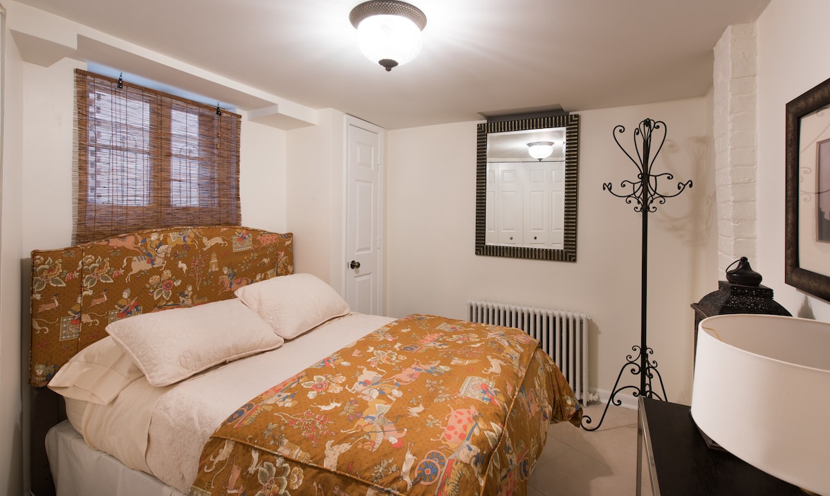 Nuestro dormitorio más pequeño es un refugio acogedor a solo dos pasos del baño completo, con su propia unidad de aire acondicionado y calefacción, así como un televisor inteligente de 40 pulgadas. La habitación también ofrece un tocador y un amplio armario para tu comodidad y conveniencia.