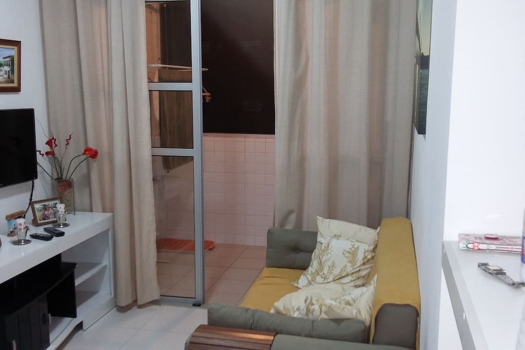 SALA COMPLETA COM TV A CADO E VARANDA