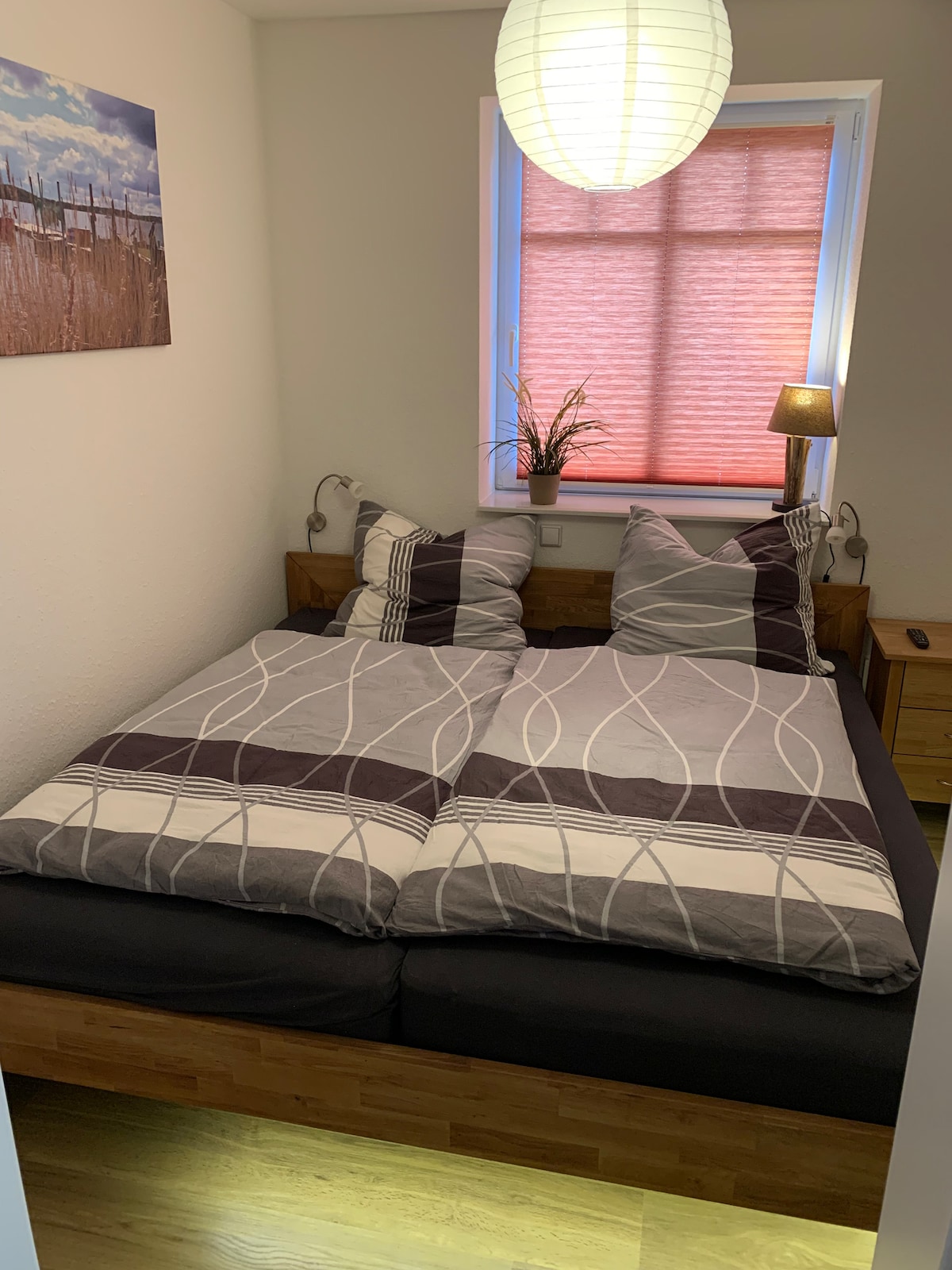 מיטה נוחה בגודל 2x2m זו ממוקמת בחדר השינה הקטן ששופץ לאחרונה בדירה. בחדר השינה יש שידת לילה, תאורה נרחבת לקרוא ולהרגיש בנוח, כמו גם טלוויזיה קטנה.