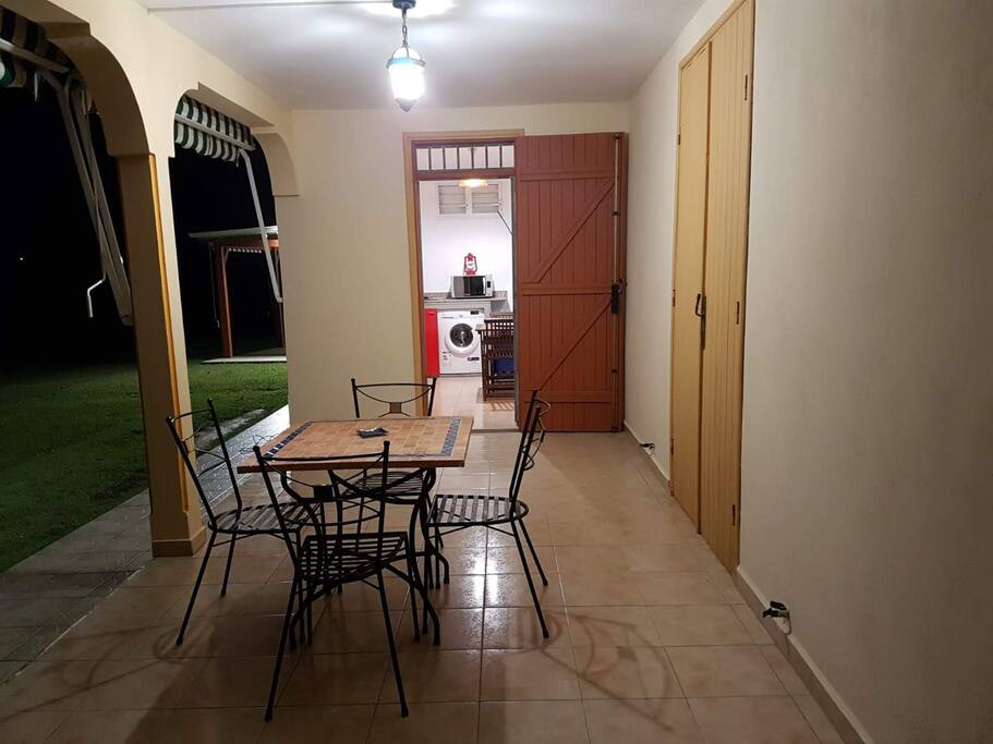 Entrée - vue extérieure terrasse