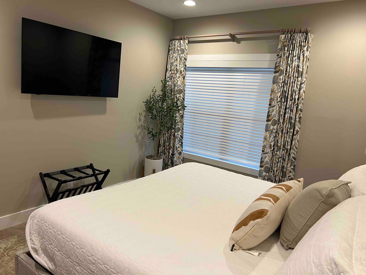 Izba pre hostí na hlavnej úrovni s manželskou posteľou King a namontovanou televíziou (fotka 1 z 2)