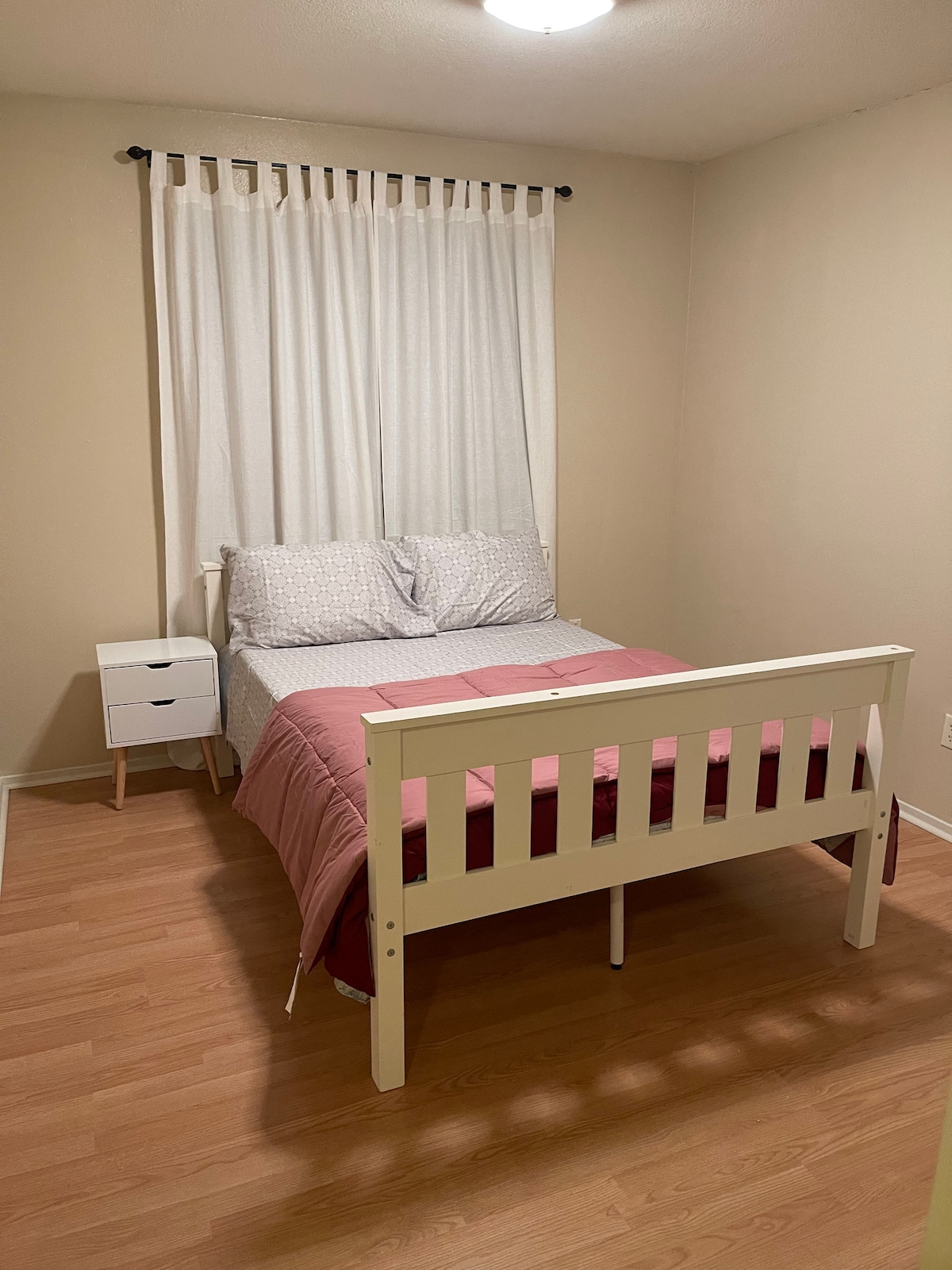 Secundaire slaapkamer met volledig bed 