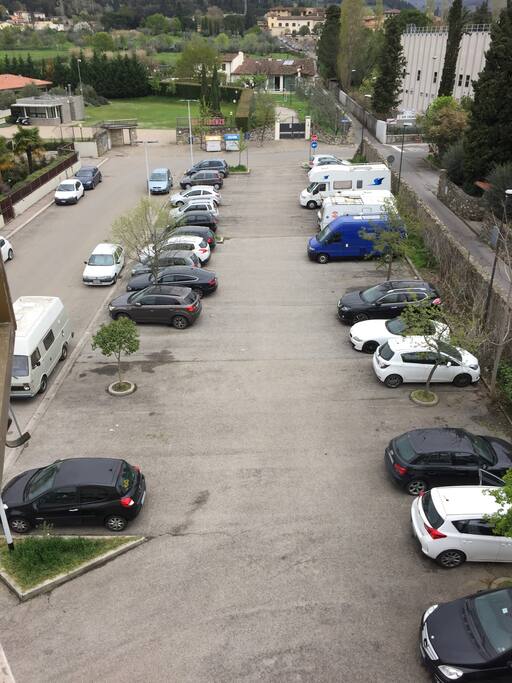 Ampio parcheggio pubblico gratuito