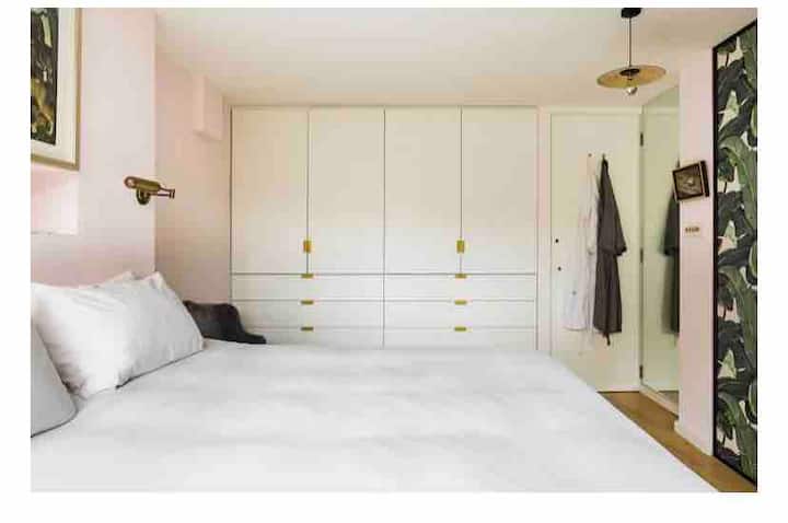 Dormitorio principal con colchón hecho a mano con ropa de cama de 600 y 1200 hilos. Armarios a medida con mucho espacio para colgar la ropa y colgar la ropa. Cuarto de ducha privado con ducha a ras de suelo y lavabo doble. 