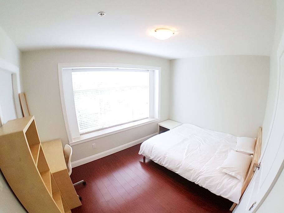 1st Bedroom with Queen bed.