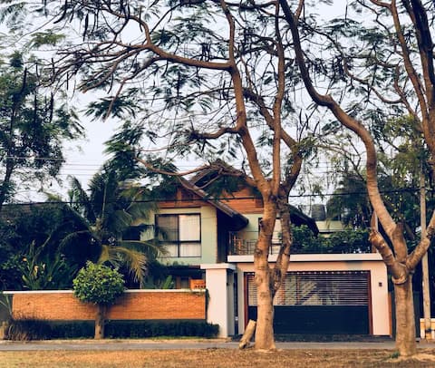 Stylish 4 Bedroom Pool Villa, 10 minutes by taxi to the Ancient City