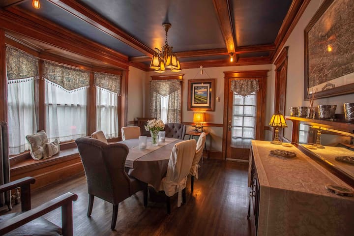 Spacious South Wedge Full House – Hamilton House