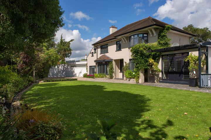 1930’s Classical Residence Next To The City