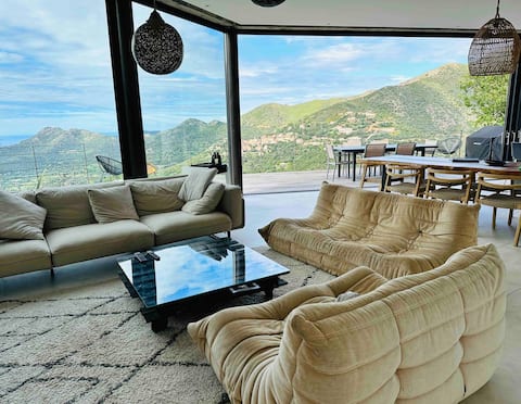 Architect-designed villa with panoramic views