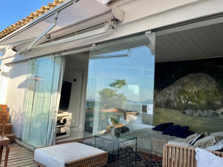 Ocean View Penthouse in Copacabana w/ heated pool
