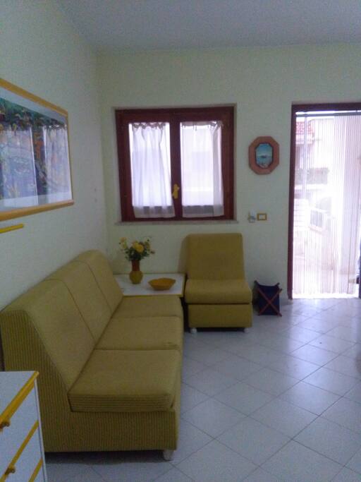 ingresso soggiorno con divano letto