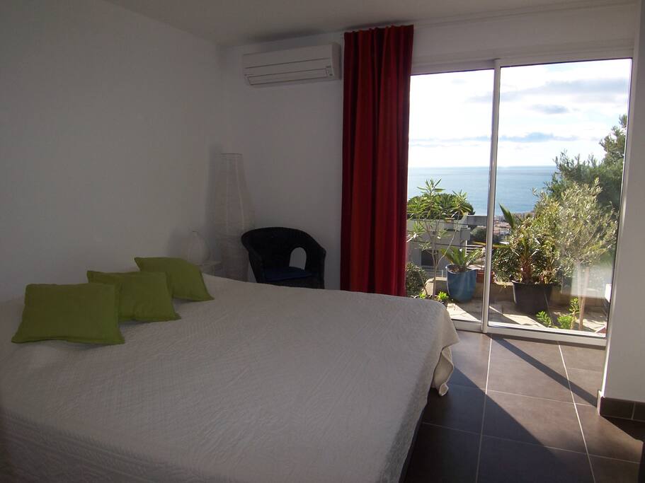 Chambre avec lit de 160 et grand placard, climatisation