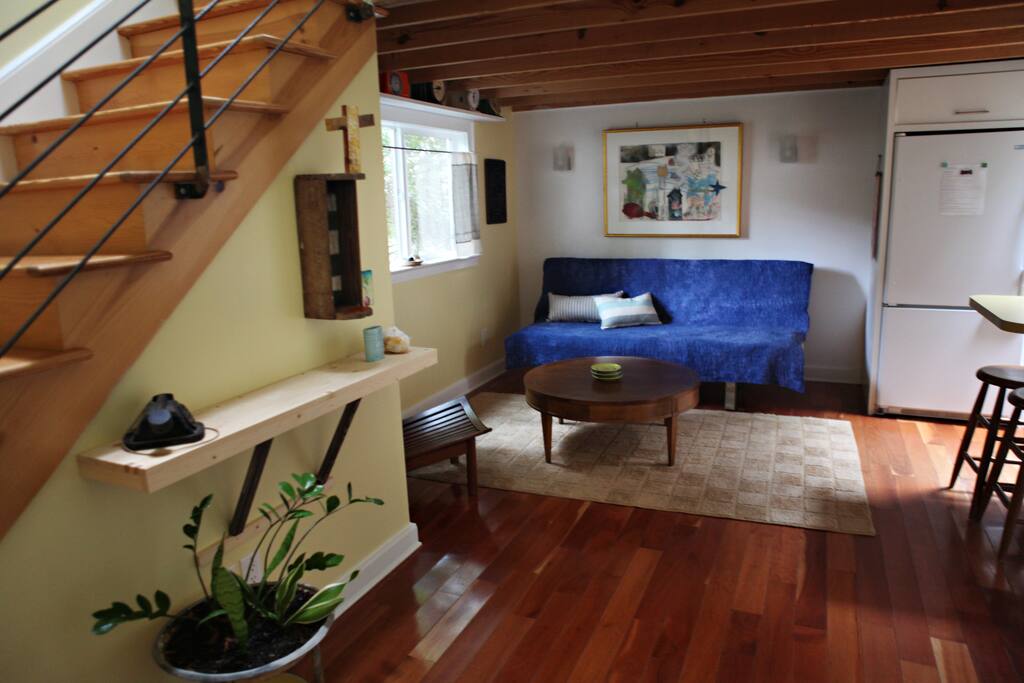 Upon a entry you will find an uplifting light filled space. It is calm and relaxed around here.