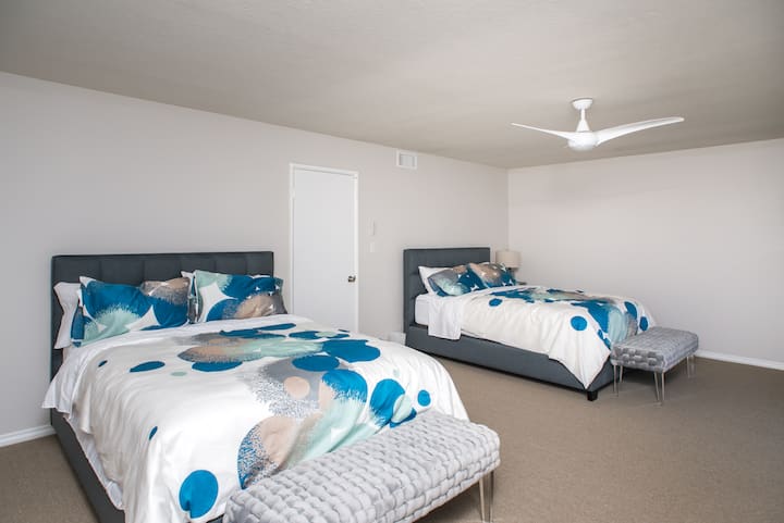 ห้องนอน #5:
เตียงควีนไซส์ 2 หลังและเตียงแฝด 1 หลังอยู่บนชั้น 2 มีห้องน้ำส่วนตัวมีระเบียง